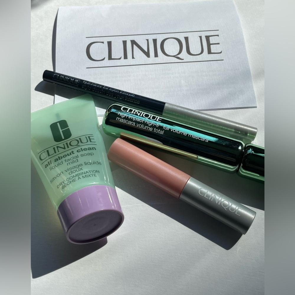 Clinique Bundle Makeup Bundle - Picture 13 of 14